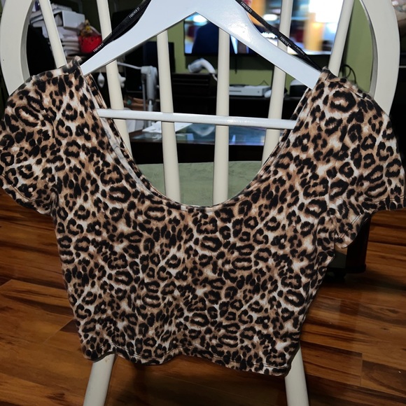 Leopard Crop Top - Picture 2 of 2